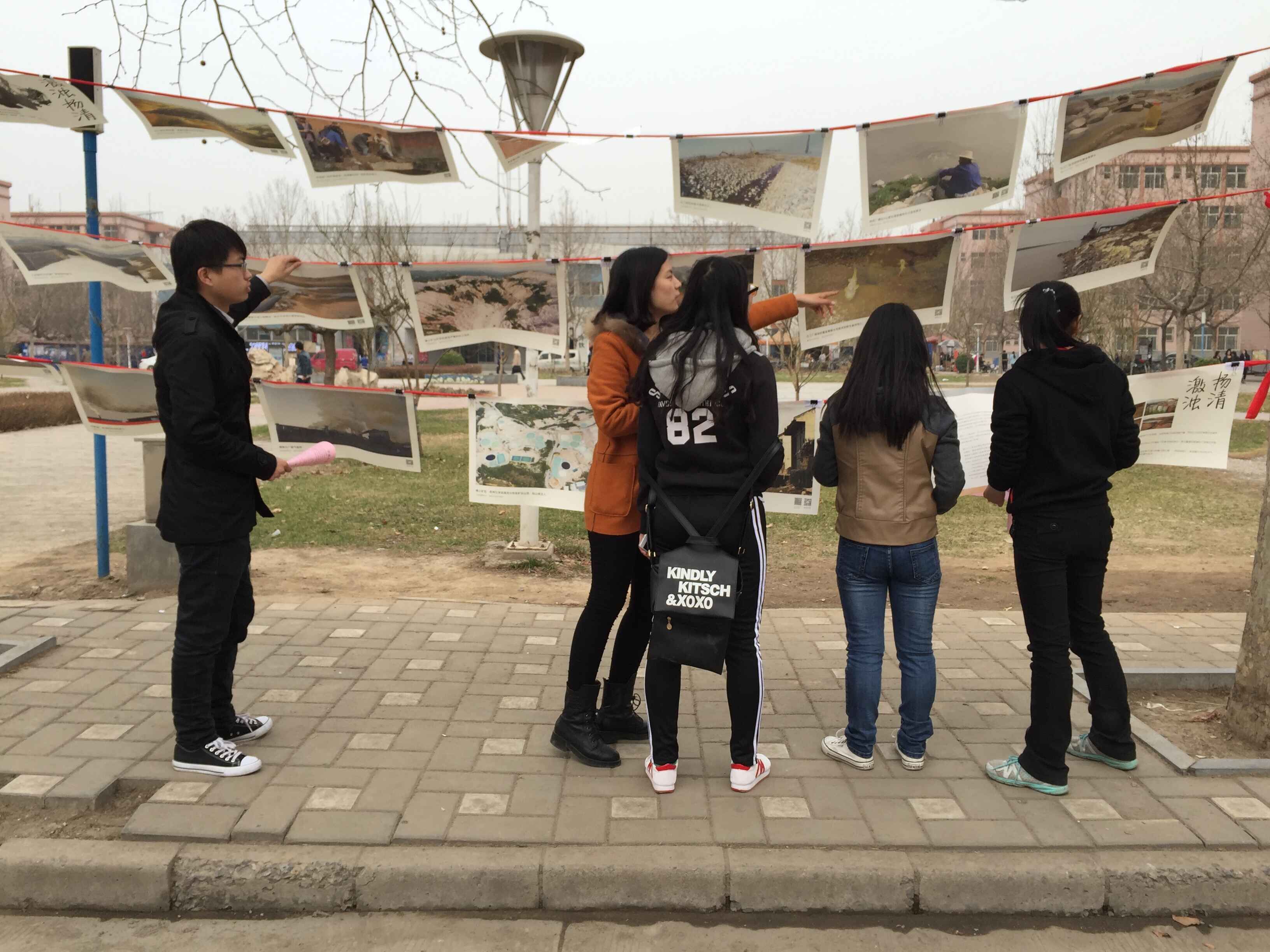 永利yl23411官网研究生会成员为同学们讲解图片展.jpg 永利yl23411官网研究生会成员为同学们讲解图片展.jpg